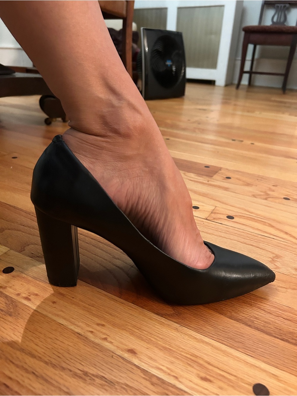 Jones New York Classic Black Leather high chunky heel Pumps- READ
